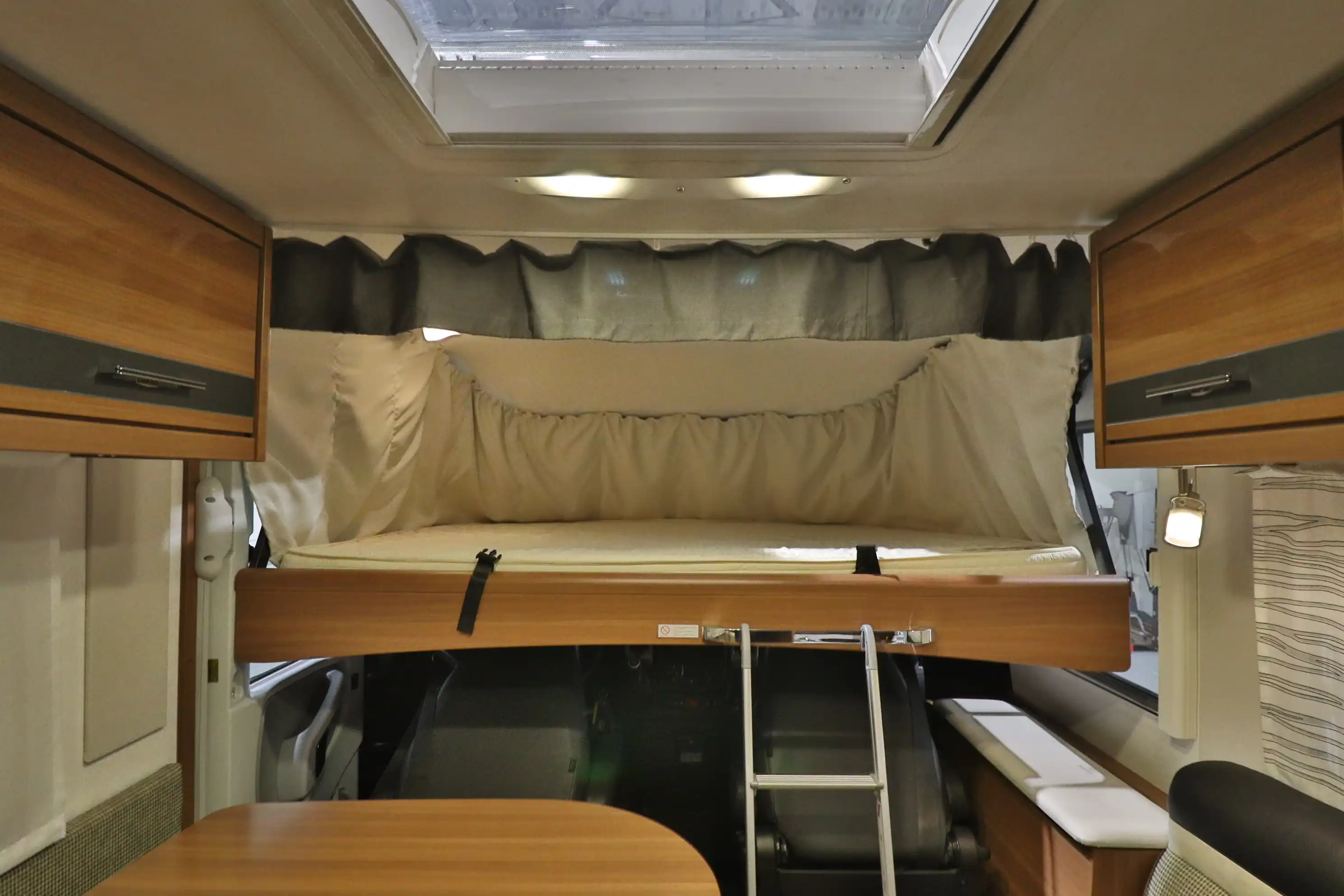 LMC Explorer I 585 Blackline 
